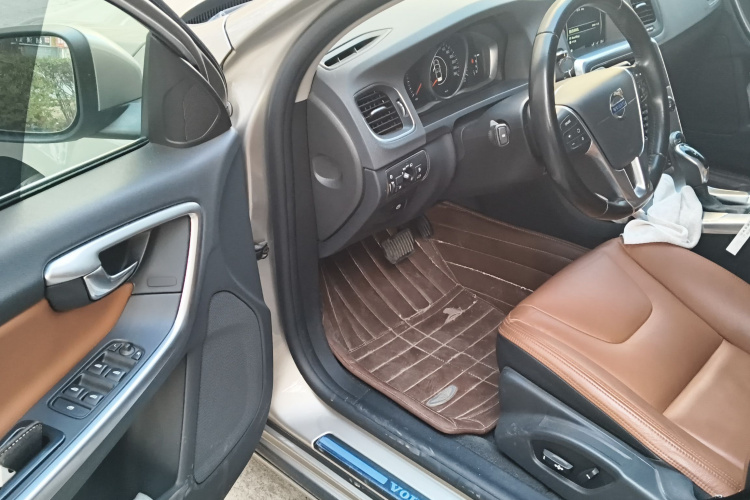 沃尔沃S60 2015款 S60L 2.0T 智远版中控内饰20