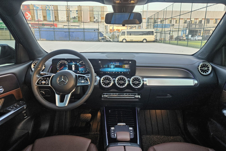 奔驰GLB 2023款 GLB 220 动感型中控内饰7003