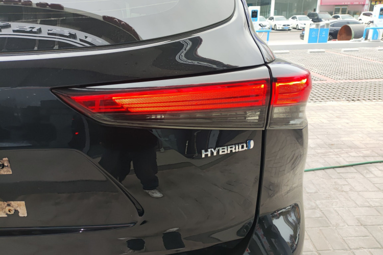 丰田 汉兰达 2023款 2.5L智能电混双擎两驱精英版 7座车身外观6006