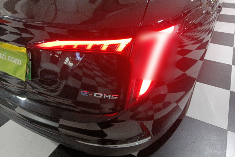 红旗E-QM5 2022款 431km 充电乐享版车身外观9