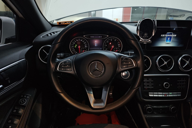 奔驰A级(进口) 2018款 A 200 动感型局部细节13