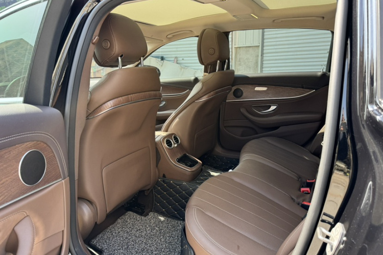 奔驰E级 2023款 E 300 L 时尚型中控内饰7005