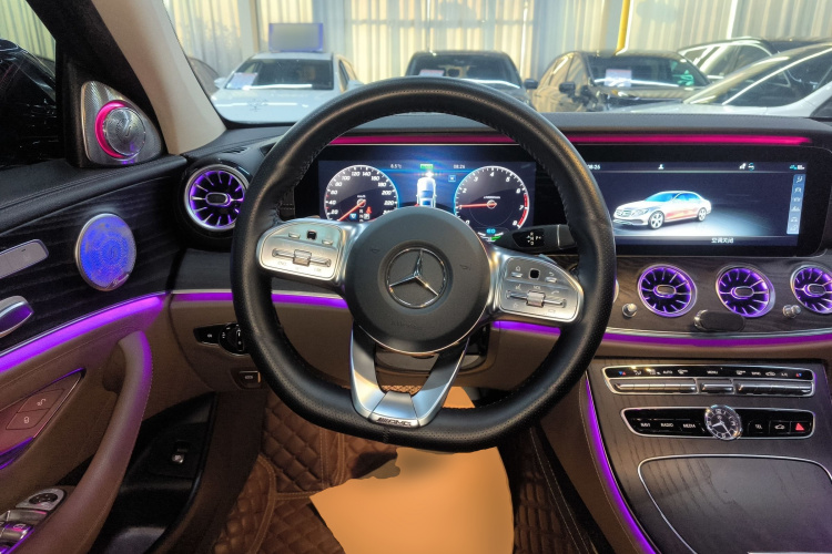 奔驰E级 2019款 E 260 L 运动型中控内饰13