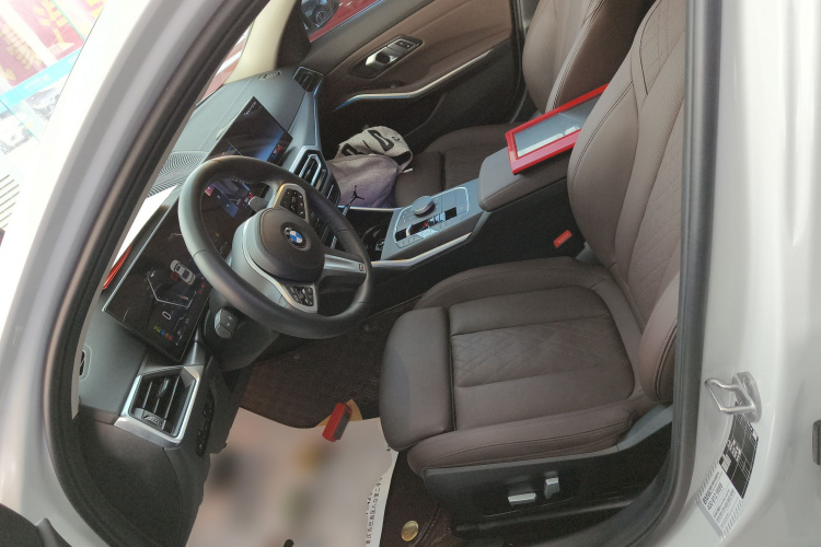 宝马3系 2023款 325i M运动套装中控内饰19