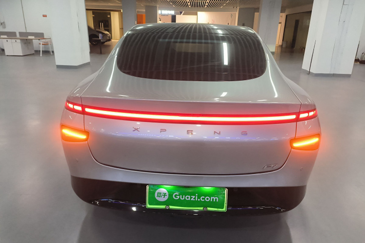 小鹏P7 2022款 480E车身外观6