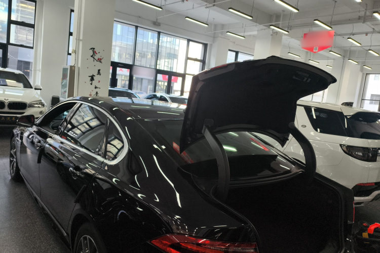 捷豹XFL 2023款 XFL 2.0T P250 两驱精英运动版机舱底盘23