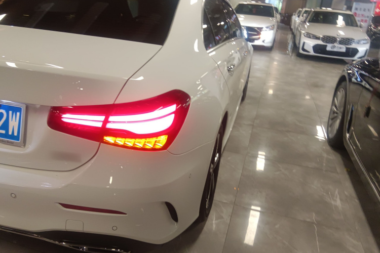 奔驰A级 2024款 改款 A 200 L 时尚型车身外观9