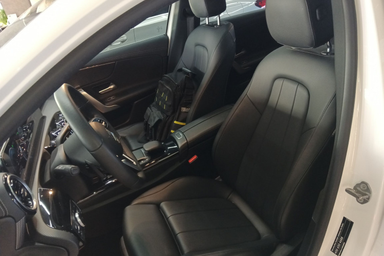 奔驰A级 2020款 改款 A 200 L 运动轿车动感型中控内饰19