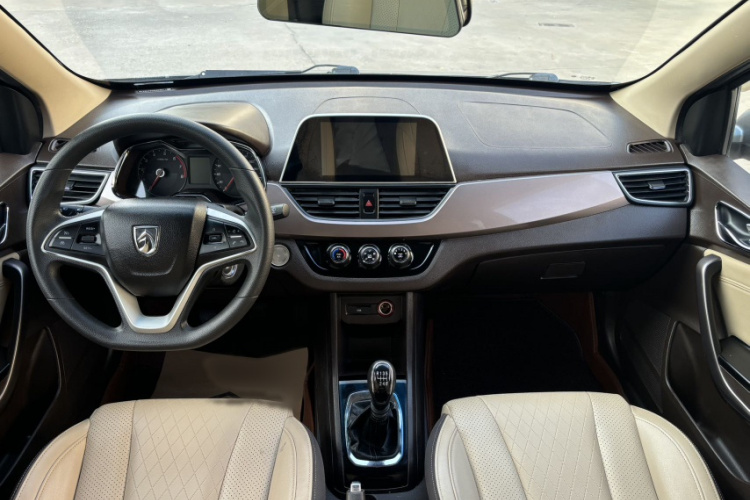 宝骏310W 2017款 1.5L 手动时尚型 国V中控内饰7002