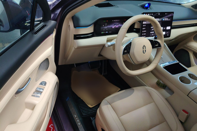 鸿蒙智行 问界M5 2025款 增程 Ultra 后驱版中控内饰7003