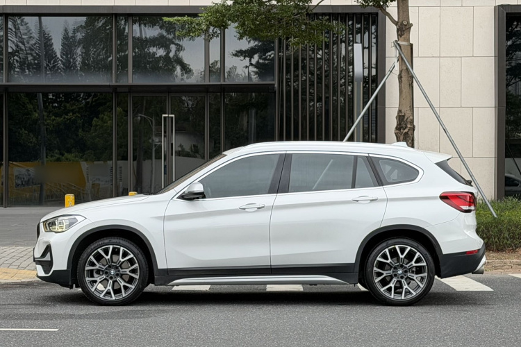 宝马X1 2022款 xDrive25Li 尊享型车身外观4