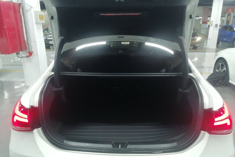 奔驰A级 2021款 A 200 L 运动轿车时尚型局部细节23