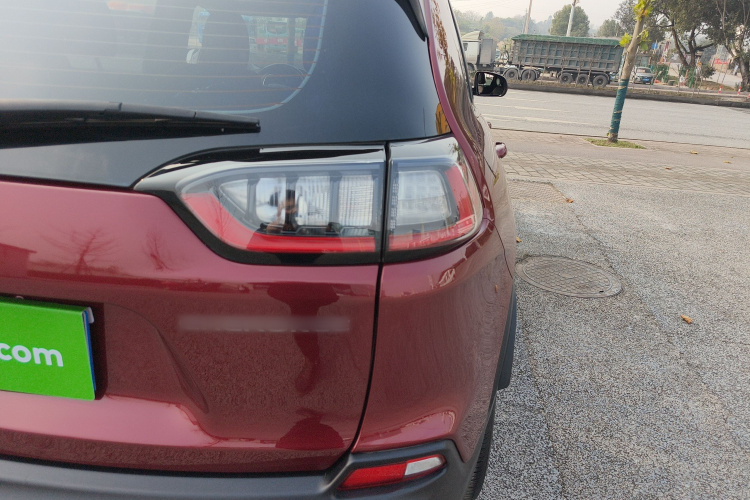 Jeep 自由光 2020款 2.0T 两驱领先版车身外观9