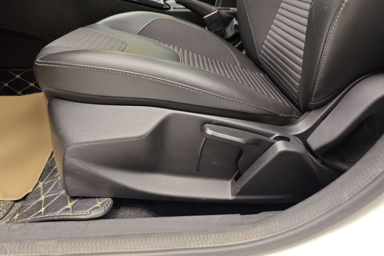 福特 福克斯 2017款 三厢 1.6L 自动风尚型智行版中控内饰7013