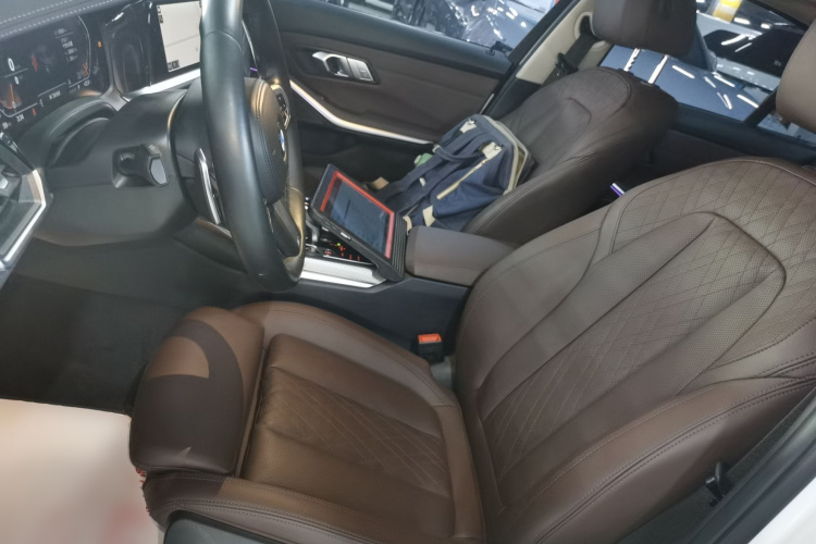 宝马3系 2022款 改款 325i M运动曜夜套装中控内饰19