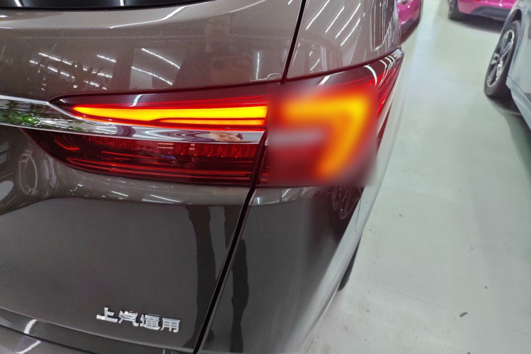 别克GL8 2023款 改款 陆上公务舱 豪华型车身外观9