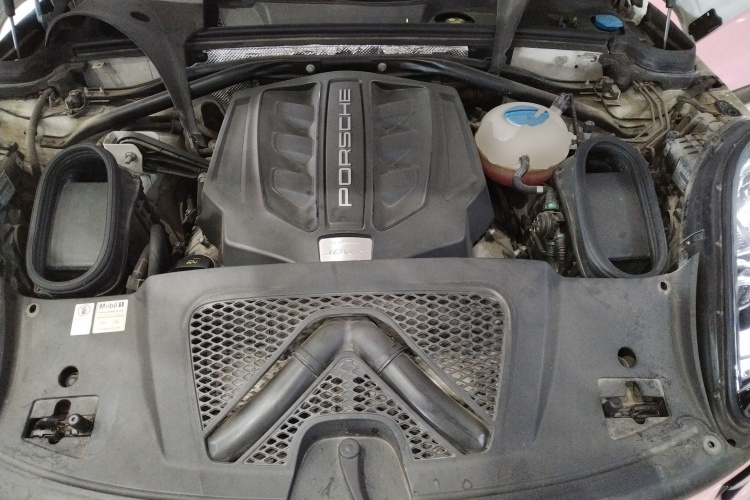 保时捷 2017款  Macan S 3.0T机舱底盘24