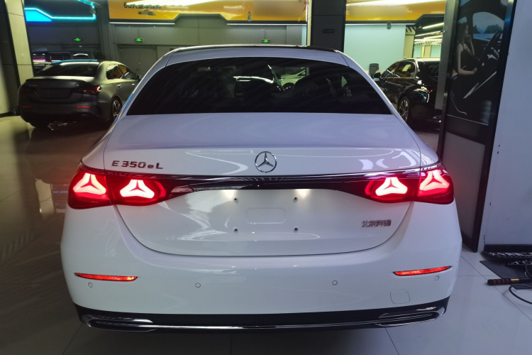 奔驰E级新能源 2024款 E 350 e L 插电式混合动力轿车车身外观6
