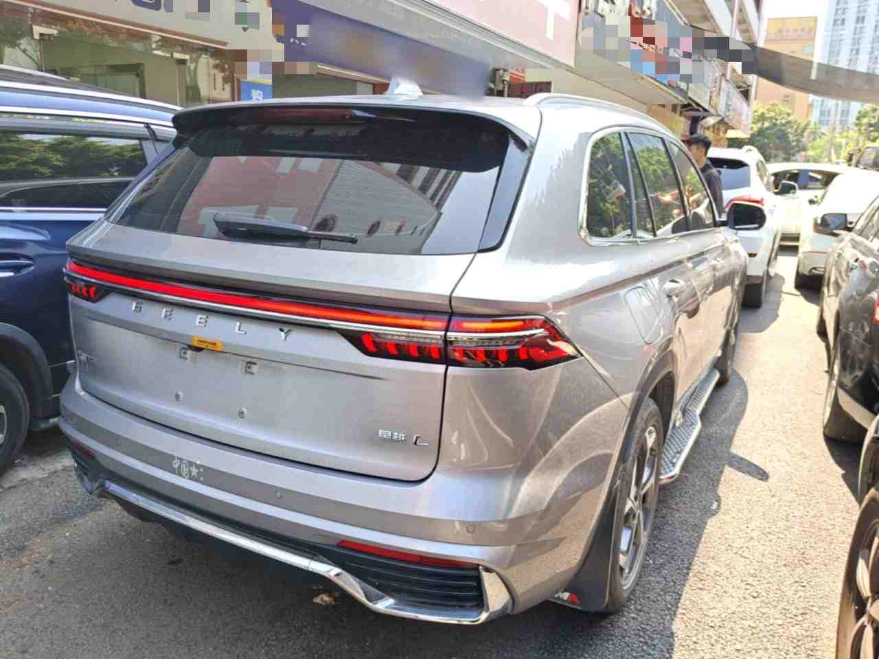 车辆右后45度外观展示
