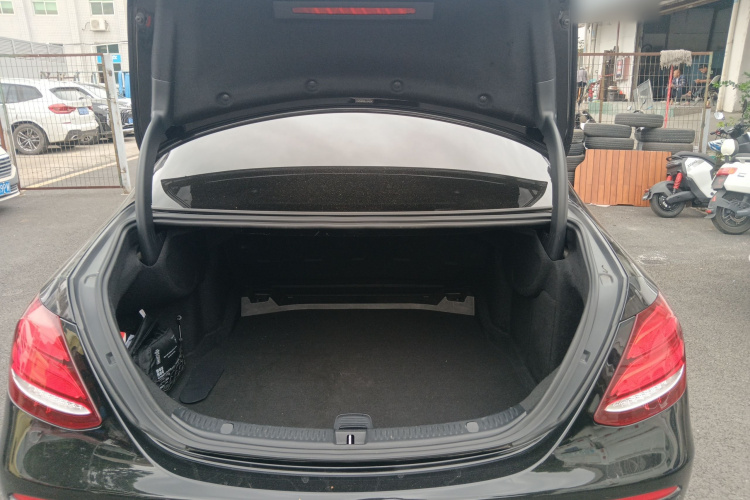 奔驰E级 2020款 改款 E 300 L 运动时尚型局部细节23