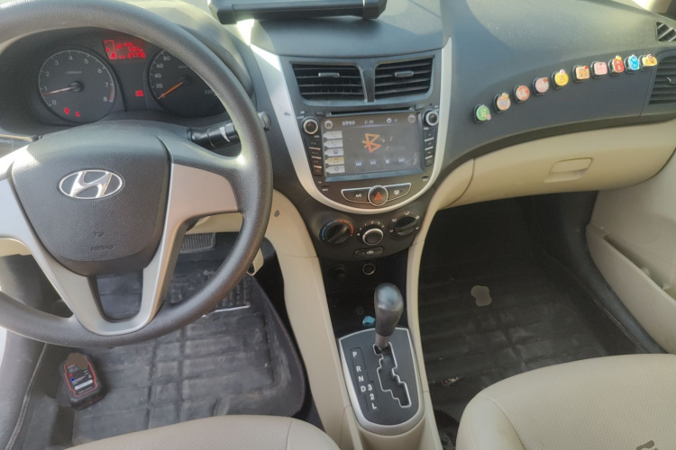 现代 瑞纳 2014款 1.4L 自动智能型GLS中控内饰12