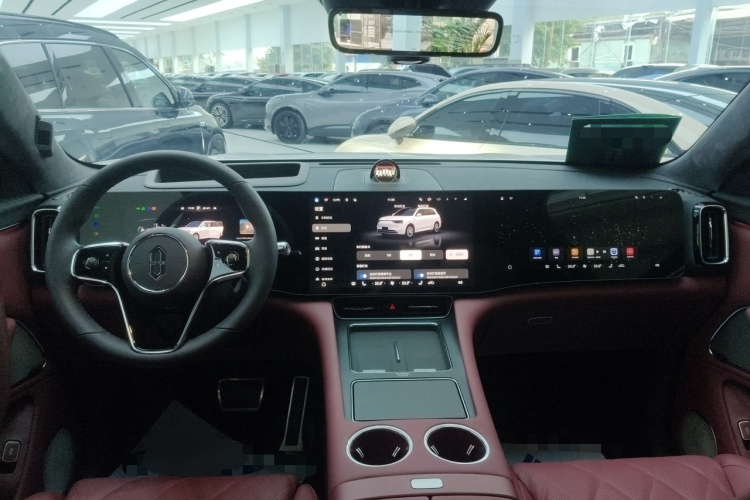 鸿蒙智行 问界M8 2025款 增程 Max+版 53.4kWh 5座版中控内饰7002