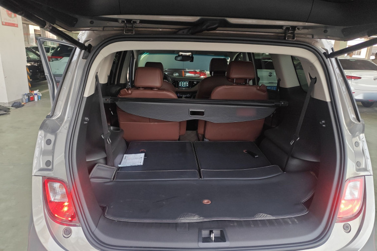 别克GL6 2019款 18T 6座互联尊贵型 国VI机舱底盘23