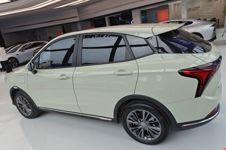 哪吒汽车 哪吒V 2022款 潮 400 Lite车身外观4