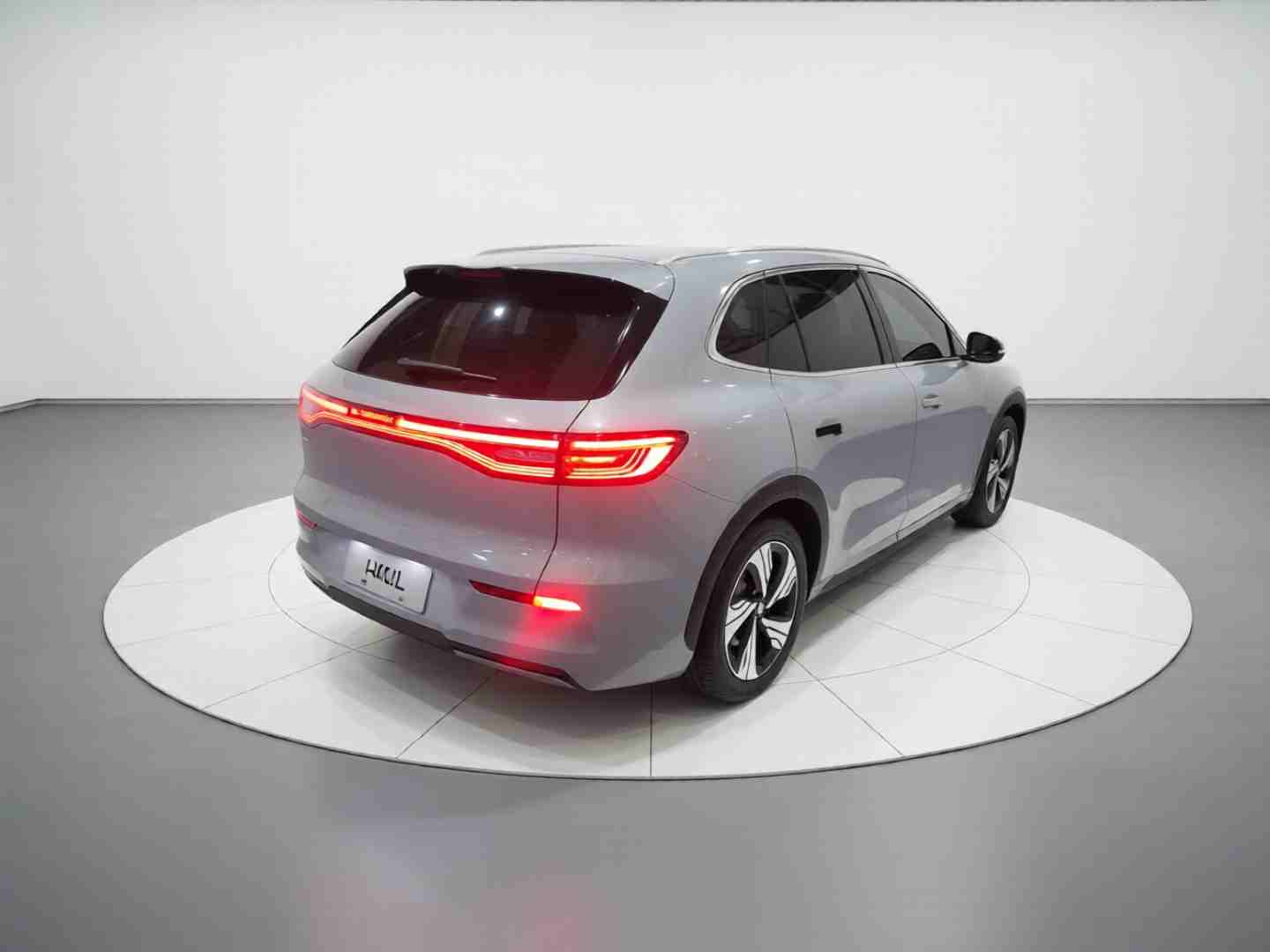 车辆右后45度视角，展示车尾线条与整体造型