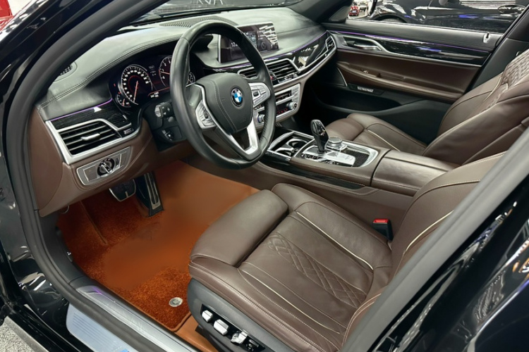 宝马7系 2018款 730Li 尊享型 M运动套装中控内饰7013