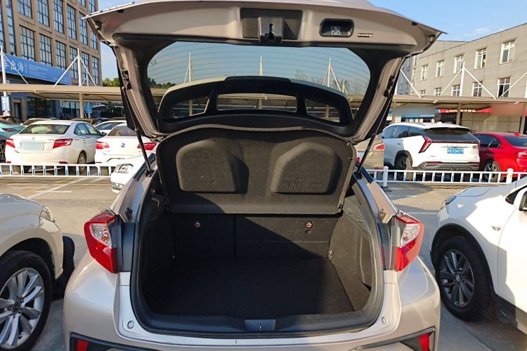 丰田C-HR 2020款 2.0L 领先版机舱底盘23