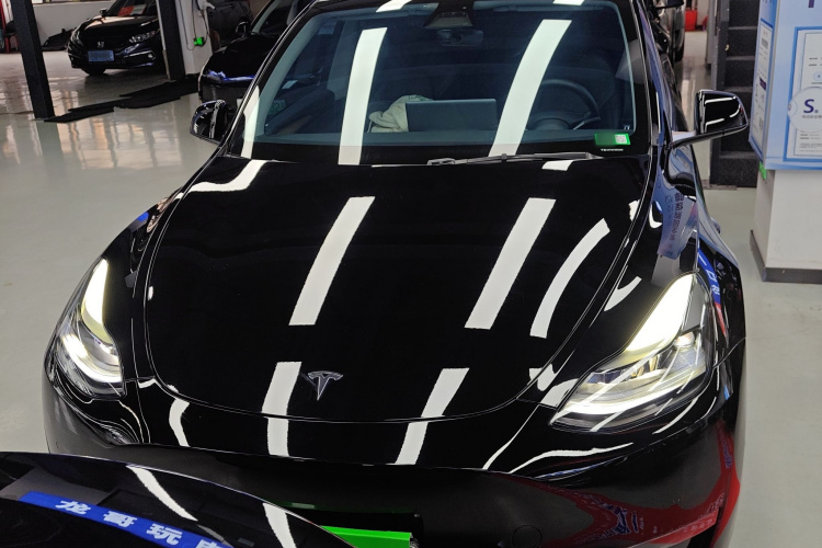 特斯拉 Model Y 2021款 标准续航后驱版车身外观2