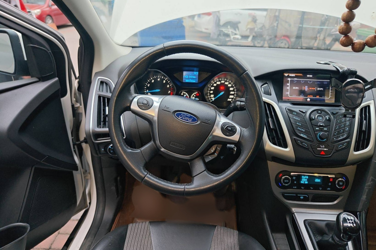 福特 福克斯 2012款 三厢 1.6L 手动风尚型局部细节13