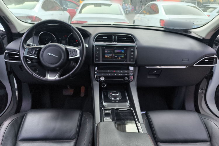 捷豹F-PACE 2018款 2.0T 两驱都市尊享版中控内饰7002