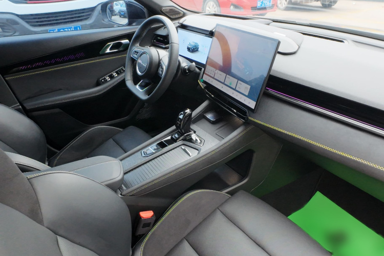 领克03 2025款 1.5TD DCT冠军版Pro中控内饰7002