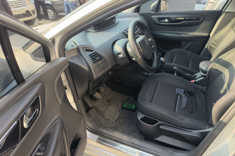 雪铁龙 世嘉 2013款 三厢 1.6L 手动品尚型中控内饰20