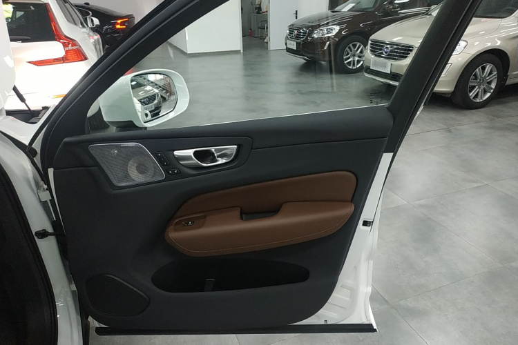 沃尔沃XC60新能源 2024款 T8 插电混动 长续航四驱智雅豪华版中控内饰7005