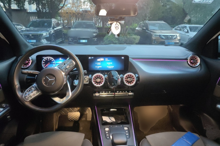 奔驰EQA 2022款 EQA 300 4MATIC 首发特别版中控内饰12