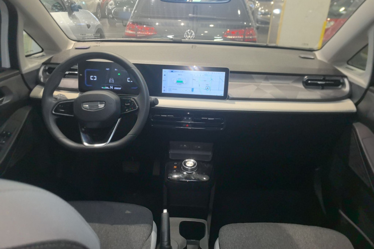 吉利几何E萤火虫 2024款 301km 流光中控内饰7002