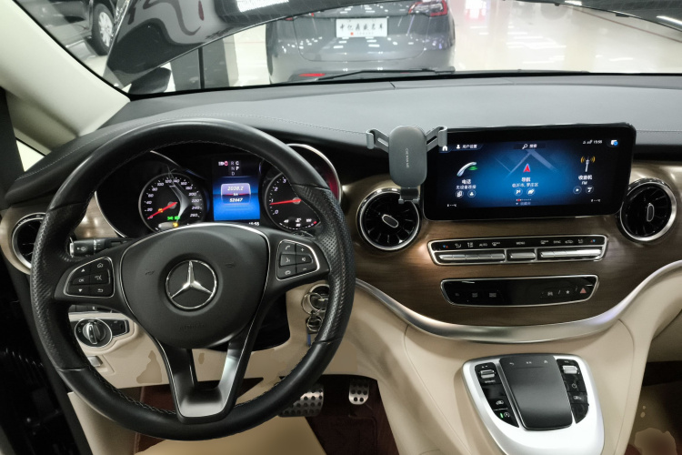 奔驰V级 2022款 V 260 尊贵版中控内饰12