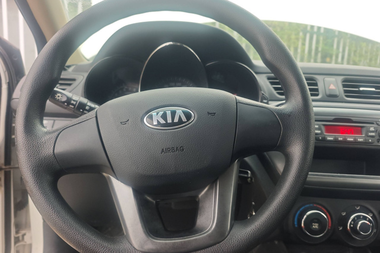 起亚K2 2012款 三厢 1.4L MT GLS纪念版局部细节13