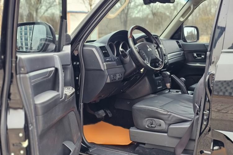 三菱 帕杰罗(进口) 2016款 3.0L 自动尊贵版 国V中控内饰7001