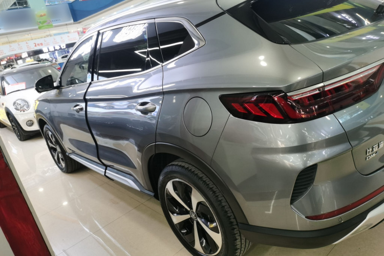 比亚迪 宋PLUS新能源 2021款 DM-i 51KM 尊荣型车身外观4