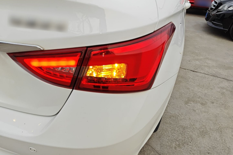 奇瑞 艾瑞泽5 2019款 PRO 1.5L 手动自在版 国VI车身外观9