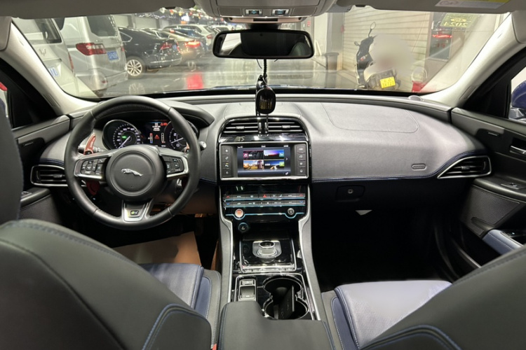 捷豹XE 2015款 2.0T 240PS R-Sport中控内饰7002