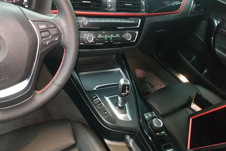 宝马2系(进口) 2018款 220i 敞篷轿跑车 运动设计套装局部细节18