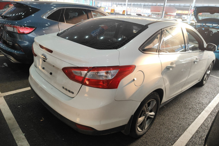 福特 福克斯 2012款 三厢 1.6L 自动风尚型车身外观7