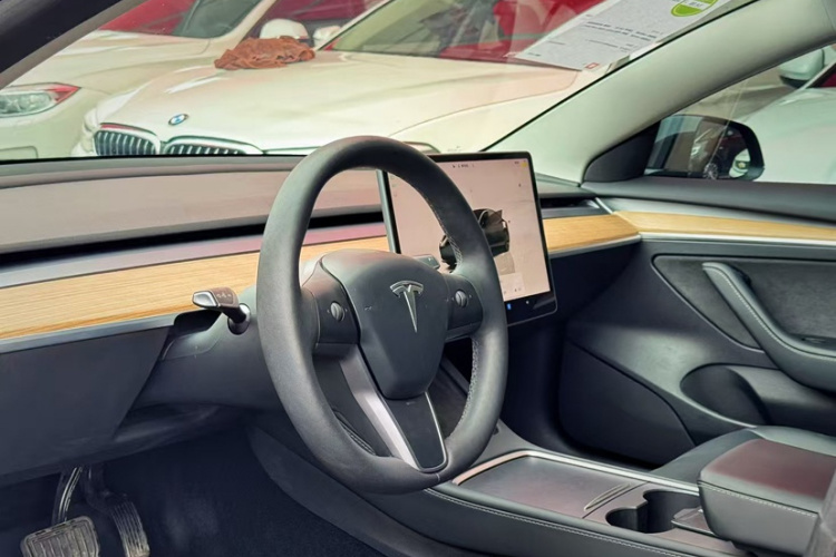 特斯拉 Model 3 2022款 后轮驱动版中控内饰7004