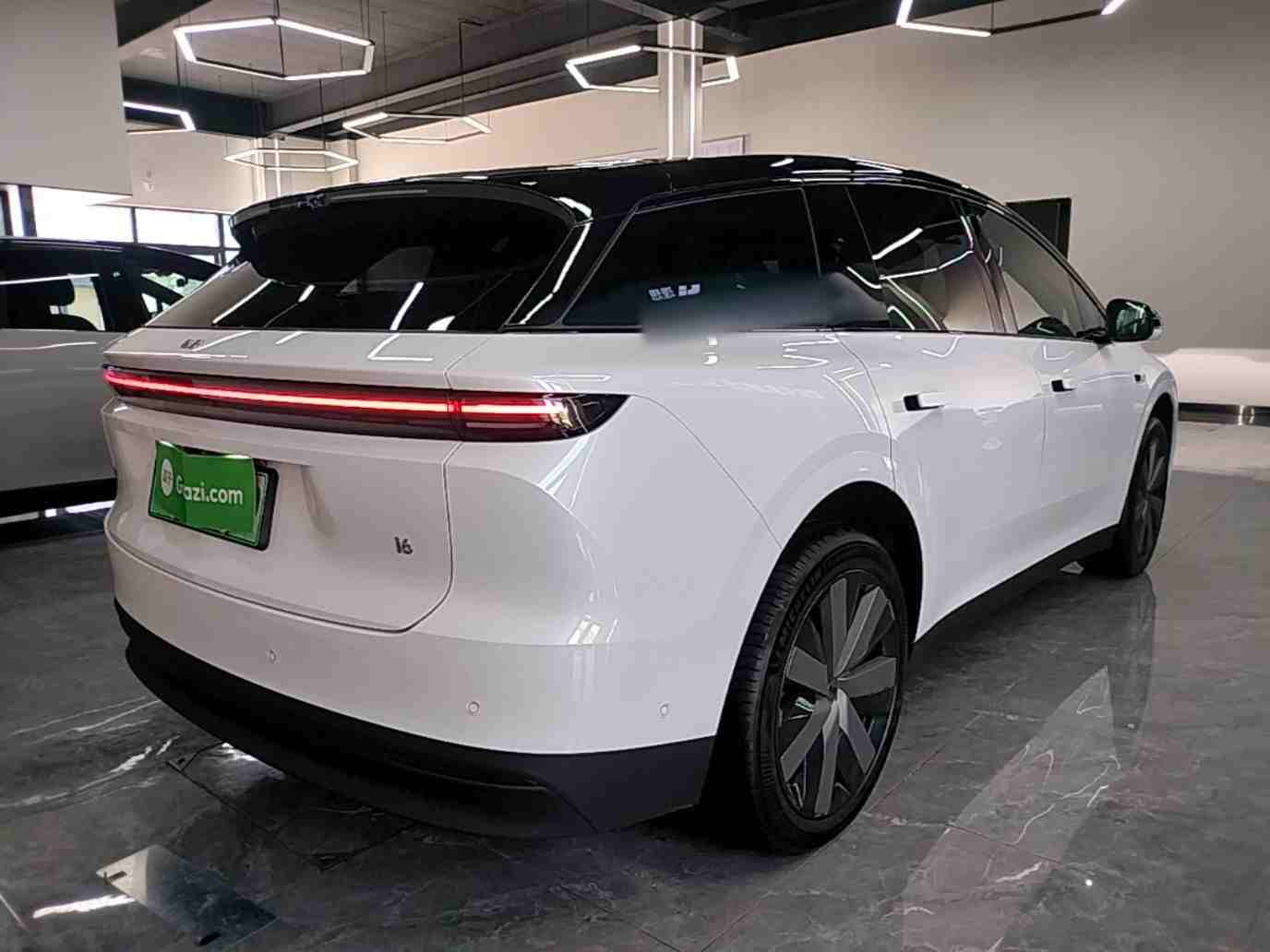 车辆右后45度外观展示