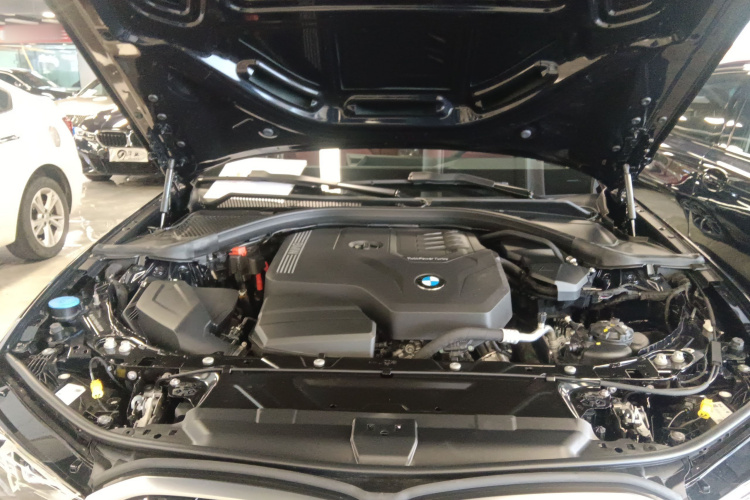 宝马3系 2025款 325i M运动套装机舱底盘24